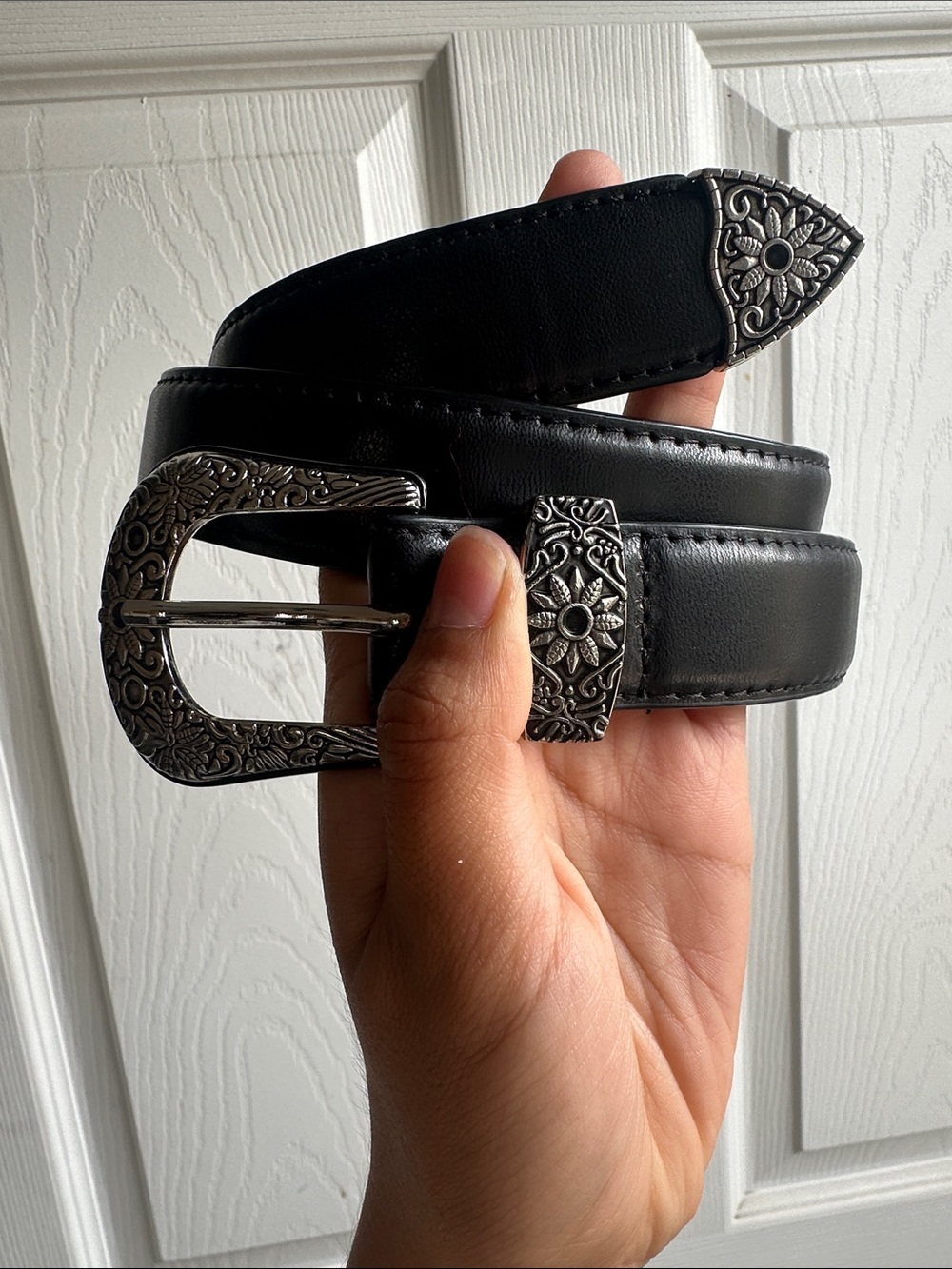 Black Western-Style women’s Leather Belt with Decorative Silver Buckle